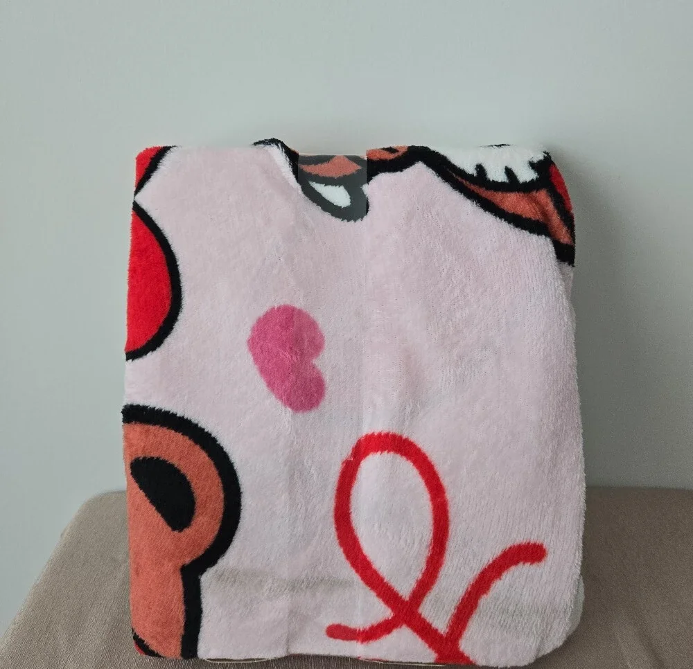 Hello Kitty Super Soft Plush Throw – 45” x 55” Heart & Kitty Design